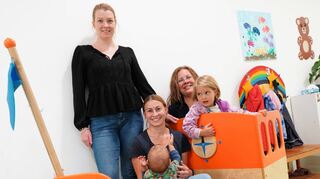 Cindy Ludwig (Mitte) ist neue Vorsitzende des Vereins Mütter- und Familienzentrum. Unser Bild zeigt die „Mütze“-Chefin in den Räumen des Vereins in der Dieterswiese mit Julia Rothenheber und Sarah Peters.