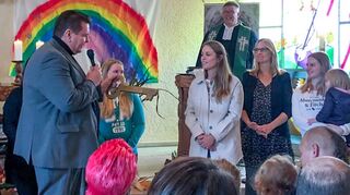 Im evangelischen Kindergarten in Winterkasten wurde die neue Schmutzschleuse offiziell übergeben. Außerdem übergab Bürgermeister Michael Helbig (links) dem Kindergarten den Umweltpreis 2021 der Stadt Lindenfels.