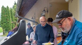 Hermann Heppenheimer (rechts) und Siegfried Reimund sorgten mit Steaks, Hühnchen und Würstchen für die Verpflegung der Gäste.