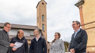 Imad Abdelfatah (2.v.l.), Geschäftsführer der Ligbau aus Langen, und sein Sohn Jan Khalid Abdelfatah (M.) werden auf dem Ex-Feuerwehrareal das Ärztehaus und Wohnungen bauen. Bürgermeister Christian Schönung (l.) sowie Ann-Kathrin Riedel und Matthias Herbener (beide EGL), freuen sich über den Verkauf des Grundstücks an sie.