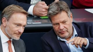 Entlastungen ja, aber wie? Finanzminister Christian Lindner (l., FDP) und Wirtschaftsminister Robert Habeck (Bündnis 90/Die Grünen) sind sich vor allem beim Thema Energiepreise noch uneins.