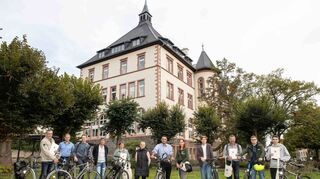 Zum achten Mal hat Bensheim an der Aktion „Stadtradeln“ teilgenommen – und erzielte in diesem Jahr einen neuen Rekord bei den zurückgelegten Kilometern. Stadtrat Oyan überreichte auf der Rathauswiese die Teilnehmerurkunden.