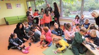 Etwa 75 Kinder besuchen nachmittags und in den Ferien die Lindenfelser Schulkindbetreuung an der Carl-Orff-Schule. Seit 2010 ist die Einrichtung in einem eigenen Gebäude untergebracht.