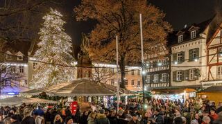 In der Adventszeit soll in Bensheim nicht auf Weihnachtsbeleuchtung verzichtet werden. Allerdings wird diese wohl nicht so opulent ausfallen wie in den vergangenen Jahren. Der Weihnachtsbaum auf dem Marktplatz mit seinen 30 000 LED könnte daher eine Nummer kleiner ausfallen.