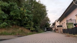 Der Bewuchs links steht am Südrand des beplanten Areals in Kirschhausen. Die Anwohner hätten gerne einen größeren Abstand zu den Neubauten.