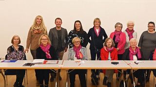 Der neue FU-Vorstand um die neue Chefin Kerstin Grabelus (vorne, 2.v.l.), die neue Stellvertreterin Silvia Wenzel (l.) und die bisherige Vorsitzende und neue Ehrenvorsitzende Hannelore Glab (3.v.l., sitzend).