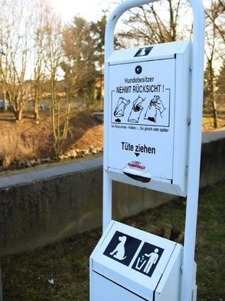 Am Weschnitzdamm sind mehrere Hundetoiletten aufgestellt.
