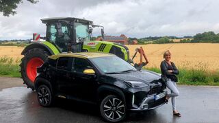 mid Groß-Gerau - Mit dem für Abwege getrimmten Toyota Yaris Cross traut sich die mid-Autorin auch mal auf Feldwege und Schotterpisten.