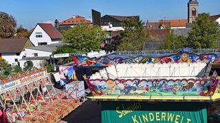 Es kann losgehen: Fahrgeschäfte wie Kinderkarussell und Auto-Scooter sind auf dem Juxplatz schon aufgebaut.