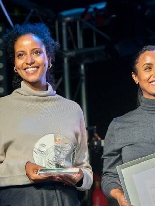 Der einmalige Sonderpreis im Jubiläums-jahr der Stiftung geht an Sara (l.) und Sali Nuru .