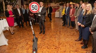Unübersehbar: Landrat Christian Engelhardt konnte seinen 50. Geburtstag feiern und empfing dazu rund 150 Gäste in Biblis. Im Vordergrund der Elektro-Roller, den der Chef der Kreisverwaltung von den Kollegen aus dem Landratsamt überreicht bekam.