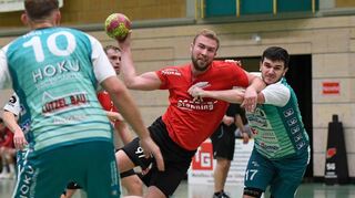 Der neunfache Heddesheimer Torschütze Philipp Badent setzt sich energisch gegen Yannick Benetti von der HSG St. Leon/Reilingen durch.