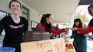 Beim Zeller Dorfmarkt war am Sonntag Improvisationskunst gefragt. Wegen des Dauerregens wurden viele Stände ins Dorfgemeinschaftshaus verlegt. Neben Kunsthandwerk gab es Zwiebelkuchen und Federweißer.