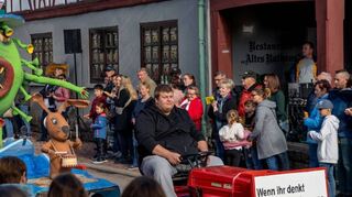 Die Einhäuser Kerwegruppen greifen immer aktuelle Themen auf, die viele Menschen beschäftigen. Auch die Corona-Pandemie brachten sie deshalb in einem eigens von der Gruppe Adi gestalteten Wagen auf die Straße (Bild links). Der Turnverein, der in diesem Jahr 125-jähriges Bestehen feierte, war mit einer fröhlichen Kindergruppe im Zug präsent.