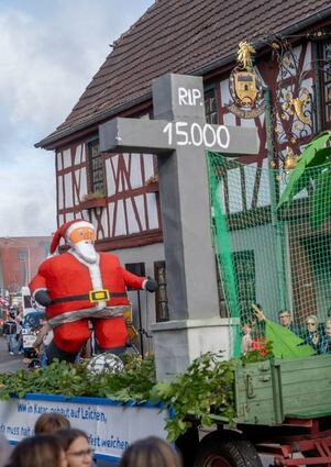Ein Grabstein an einem Fußballtor, so thematisierte die Gruppe Ladännsche die Fußball-WM in Katar.