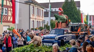 Wegen des Dauerregens wurde der Kerwezug am Sonntag spontan abgesagt und kurzerhand auf Montag verschoben. Das erwies sich als richtige Entscheidung. Die Aktiven und die zahlreichen Zuschauer wurden gestern mit schönem Wetter belohnt.