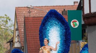 Königin Maya Böhm fuhr in einem prunkvollen Blüten-Wagen.