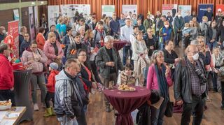 Nach der Stadtführung gab’s in der Nibelungenhalle Programm. Viele Vereine präsentierten ihre Arbeit an Infoständen, für ihre Bühnendarbietungen erhielten die Tanzsportgarde der Bürger-Funken (Bild), Schülerinnen der Musikschule Stadt Lorsch, der Chor Voices und Aktive des Tanzsportclubs Rot-Weiß viel Beifall. Bürgermeister Schönung informierte unter anderem über die Geschichte und das Vereinsleben der Stadt.
