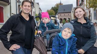 Familie Wahlig, zuvor in Darmstadt daheim, freut sich darüber, nun in Lorsch zu leben. Sophie (2) und Vincent (4) sind bereits bei der Tvgg aktiv.