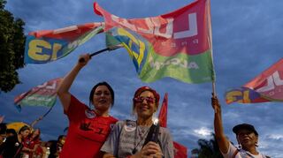 Anhänger des brasilianischen Präsidentschaftskandidaten Lula da Silva verfolgen in Brasilia die Auszählung der Stimmen.