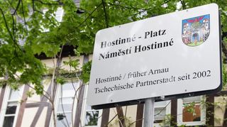 Der Hostinné-Platz am Wambolter Hof soll mit Steuergeld vom Land aufgewertet werden. Das Stadtparlament entscheidet heute Abend über das Vorhaben.