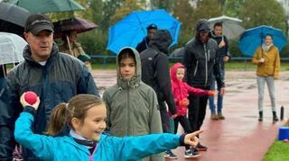 Die Leichtathletik-Kinder trotzten in Lampertheim dem Dauerregen.