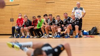 Keine weitere Bauchlandung in Form einer klaren Niederlage will die MSG Lorsch/Einhausen mit Trainer Norbert Metzger (rechts im Hintergrund) am Sonntag im Nachbarderby gegen die HSG Bensheim/Auerbach erleben.