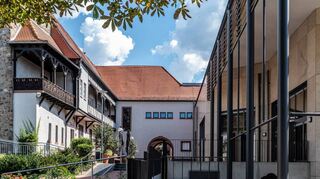 Dalberger Hof (li.) und Bürgerhaus: Pächter Benjamin Huckele will das Restaurant im alten Adelshof am 13. Oktober wieder eröffnen.