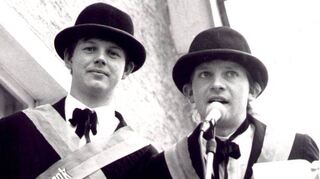 Die Traditionsfiguren der Rodauer Kirchweih im Jahr 1990: Kerwevadder Volker Orluk (r.) und Mundschenk Stefan Rechner (l.) bei der Kerweredd.