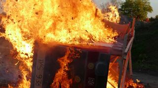 Wenige Tage nach dem Kerwezug werden die Motivwagen verbrannt. Auch an dieser Tradition wird in Einhausen festgehalten. Auch der „Regionalexpress nach Sylt“ ging deshalb in Flammen auf.