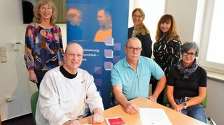 Über die Arbeit des Integrationsfachdienstes informierten (sitzend, v.l.) Gert Delp (Mitarbeiter Firma Heldmann), Hans-Peter Heldmann und Gabi Heldmann-Schuster, sowie vom Diakonischen Werk Bergstraße (stehend v.l.) Beate Walter-Gärtner, Susanne Hagen und Kerstin Behrens.