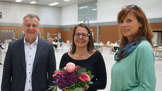 Christine Bender (SPD) nimmt die Glückwünsche von Bürgermeister Rainer Burelbach und Stadtverordnetenvorsteherin Susanne Benyr entgegen.