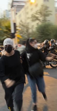 Die Grausamkeiten halten an: Zwei Frauen fliehen vor der Polizei während der Proteste in der Innenstadt von Teheran.