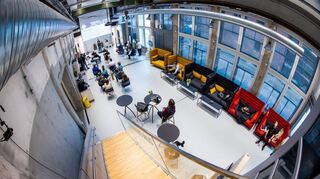 Gäste sitzen in einem Meetingraum in einem Innovationszentrum.