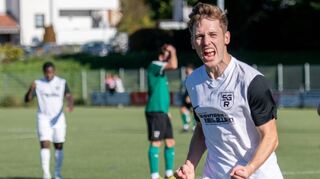 Beim Reichenbacher 7:1-Kantersieg gegen den FC Starkenburgia Heppenheim hatte besonders Bastian Derigs allen Grund zur Freude, denn er schnürte als Torschütze einen Dreierpack.