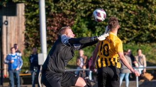 Der Elmshäuser Torwart Eric Franke „vergreift“ sich elfmeterreif am Gadernheimer Leon Himken (10). der fällige Strafstoß führt zum 2:2-Ausgleich.