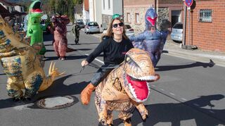 Die Motive waren vielfältig bei der Gadernheimer Kerb. Dinosaurier hatte die Gruppe „Die Dolle im neuen Zeitalter“ im Schlepptau.