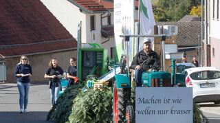 Auch ernste Themen kamen beim Kerbzug zur Geltung: Fluthelfer machten auf ihre Arbeit im Ahrtal aufmerksam.