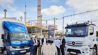 mid Groß-Gerau - (v.l.n.r): Dr. Nopper, OB Stuttgart, A. Schmid, Leiter Vertrieb Daimler Truck, M. Weltner, GF PSP Weltner, M. Pleß, Verkaufsleiter Lkw Stuttgart, S. Friedrich und A. Evangelista, Züblin AG, Dr. Hüntrup, Leiter Own Retail Trucks Europe.