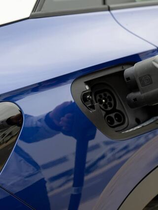 Ein Elektroauto wird aufgeladen.