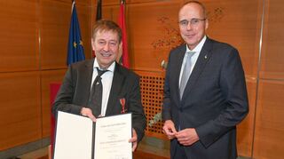 Frank Sürmann (l.) wurde das Bundesverdienstkreuz am Bande verliehen.