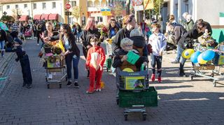 Zahlreiche Zaungäste verfolgten am Straßenrand den Auerbacher Kerweumzug im Kleinformat. Mit dabei war auch eine Fußgruppe des örtlichen Edeka-Marktes.