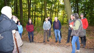 Annette Modl-Chalwatzis (Zweite von rechts) führte auf Einladung der Nabu-Ortsgruppe Beedenkirchen durch den Felsbergwald.
