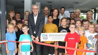 Groß war bei Schülern, Lehrern und Landrat Christian Engelhardt die Freude, als die neue Melampusschule am 5. September ihre Türen öffnete und das Foto entstand. Mit ihrem Namen erinnert die Einrichtung an den Hund Melampus aus der lokalen Sage.
