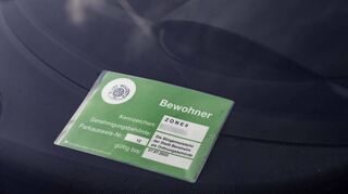 Wer einen neuen Parkausweis beantragt oder verlängern lassen muss, zahlt künftig mehr. Einen Zuschlag für schwerere Fahrzeuge wird es aber nicht geben.