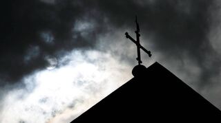 Dunkel schaut es aus für die katholische Kirche nach zahlreichen Skandalen. Viele Gläubige sehnen sich nach Reformen.