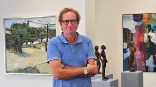Werner Lauth in seiner Galerie in Ludwigshafen. Zu sehen sind Arbeiten (v. l.) von Klaus Fußmann, Teresa Riba und Alex Bär.