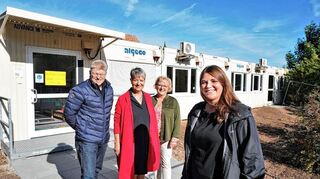 Der Eigenbetrieb Kinderbetreuung betreibt in Schwanheim übergangsweise eine Container-Kita. Geleitet wird sie von Johanna Ritzert. Unser Bild zeigt außerdem (v.l.) den Leiter des Eigenbetriebs, Armin Zeißler, Bürgermeisterin Christine Klein und Erste Stadträtin Nicole Rauber-Jung.