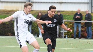 Die Derbys zwischen dem FC 07 Bensheim und dem FC Alsbach gehören zu den Klassikern der Gruppenliga; rechts Tim Rettig den Nullsiebenern am Sonntag wegen einer Gelb-Rot-Sperre fehlt (links FCA-Spieler Alexander Schwamberger).