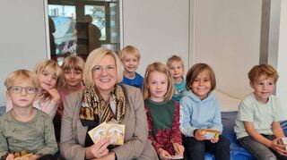 Birgit Heitland würdigt als Landtagsabgeordnete das Engagement der Städtischen Kita Alsbacher Straße im Rahmen von „Sauberhaftes Hessen“.